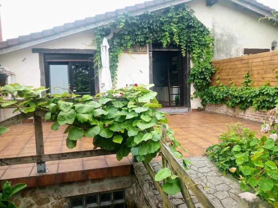 Apartamento, junto al mar Ea Exterior foto